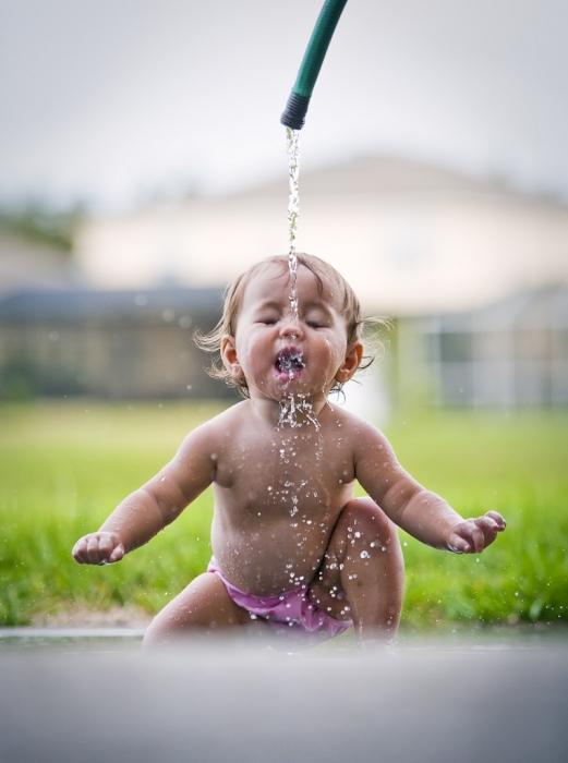 ¿Debo darle agua a un bebé recién nacido y de qué tipo?