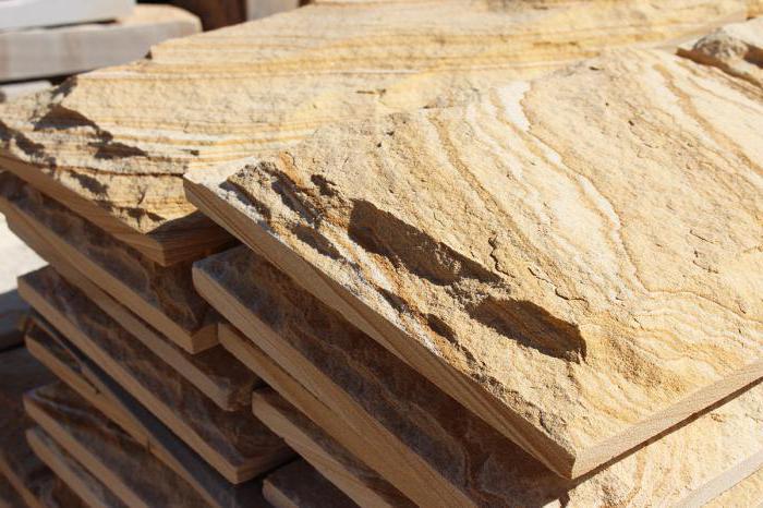 Frente a la fachada con tecnología de piedra natural