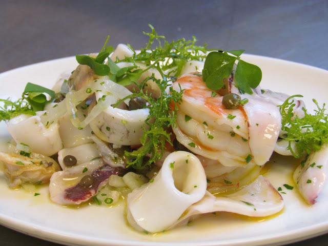 Preparamos la ensalada del calamar con el huevo y la cebolla