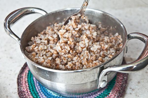 Gachas de alforfón con estofado: receta que se cocina en la estufa y en la cocina