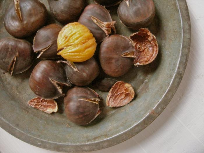 Cómo freír una castaña, utilizando una sartén, horno o microondas