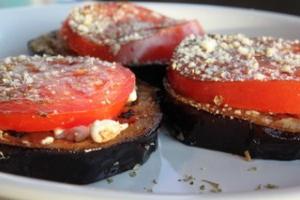 Cómo cocinar berenjenas en un horno con tomates y queso