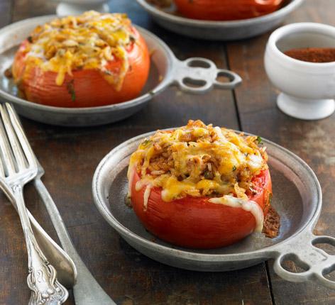 Qué sabroso cocinar los tomates rellenos en el horno