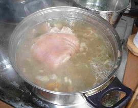 nudillo de cerdo al horno en el horno en una receta de aluminio 