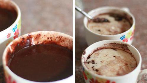 pastel en un microondas en una taza con cacao