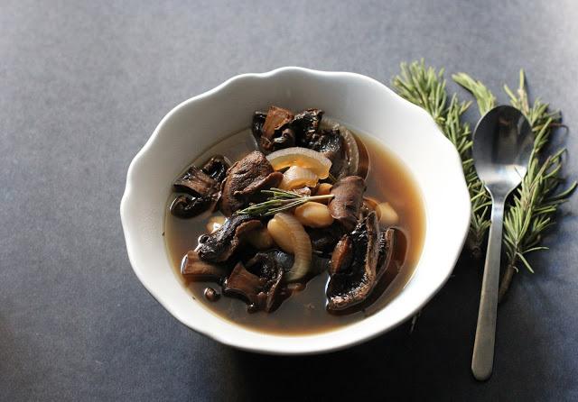 sopa de pollo con champiñones porcini