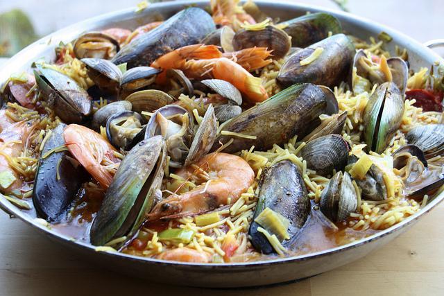 Pasta con mejillones en salsa cremosa de tomate y ajo: recetas