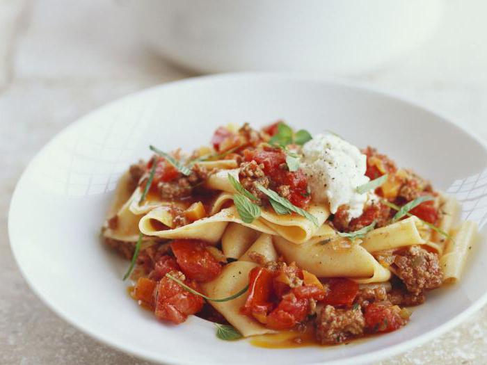 pasta con carne picada y tomates