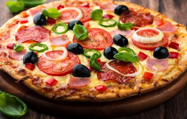 Pizza con salchichas, queso y tomates, ¡es delicioso!