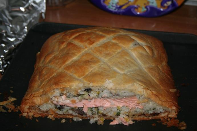 Pastel con pescado y arroz - kulebyaka ruso tradicional