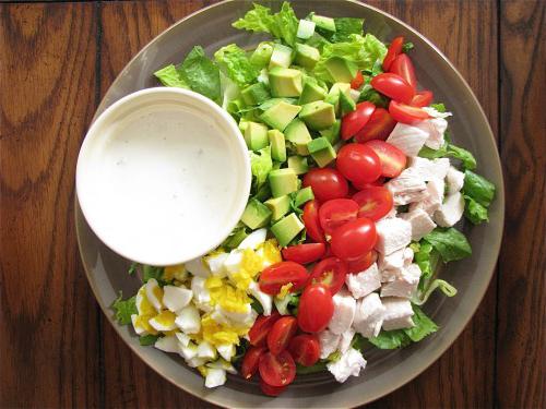 Ensalada con tomates y pollo, y queso. Recetas originales