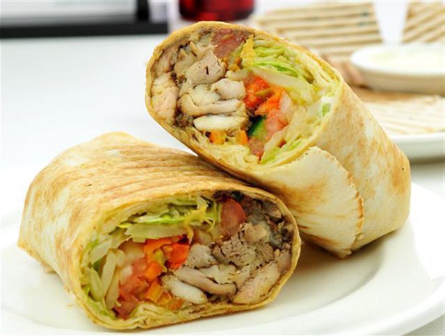 La composición de shawarma en pan de pita con pollo