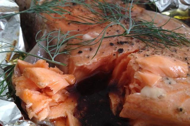 La trucha asada al horno en papel de aluminio es el plato perfecto para una mesa festiva.