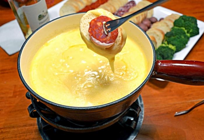 Placer de fusión: fondue de queso y chocolate con fondue. La receta para cocinar