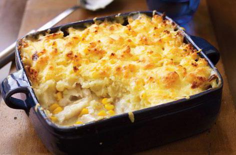 pastel de gelatina con conservas y papas en mayonesa