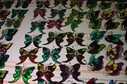 Creatividad asequible. Cómo hacer mariposas con botellas de plástico