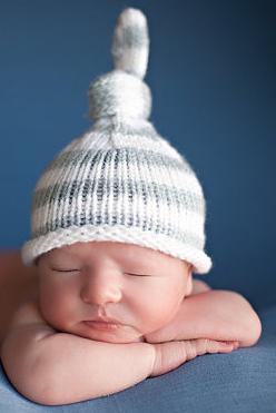 gorro de punto para recién nacido con agujas de tejer