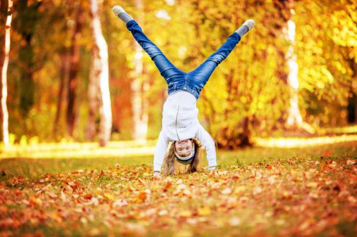  sesión de fotos de otoño de la niña en el parque de ideas 