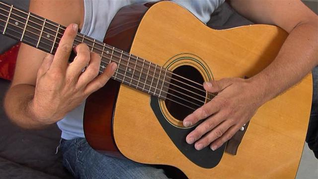 Cómo apretar la barra en la guitarra