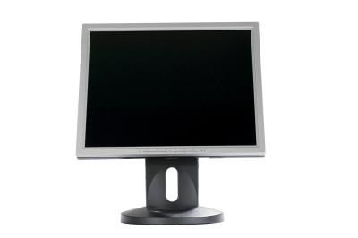 ¿Qué debo hacer si la pantalla negra se enciende cuando enciendo la computadora?