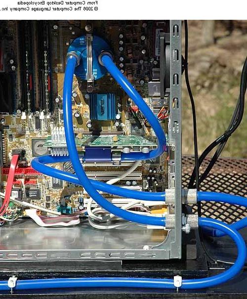 agua enfriando su computadora con sus propias manos