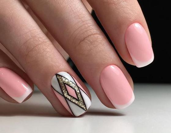 manicura suavemente rosa en uñas cortas