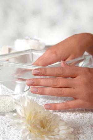Baños para fortalecer las uñas en casa