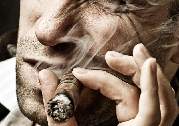 Cómo fumar correctamente un cigarro, para no entrar en una posición incómoda