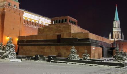 tumbas en el muro del Kremlin