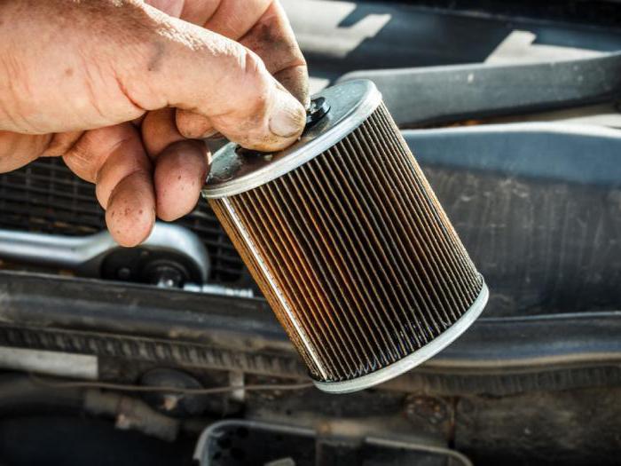 reemplazando el filtro de aire del automóvil