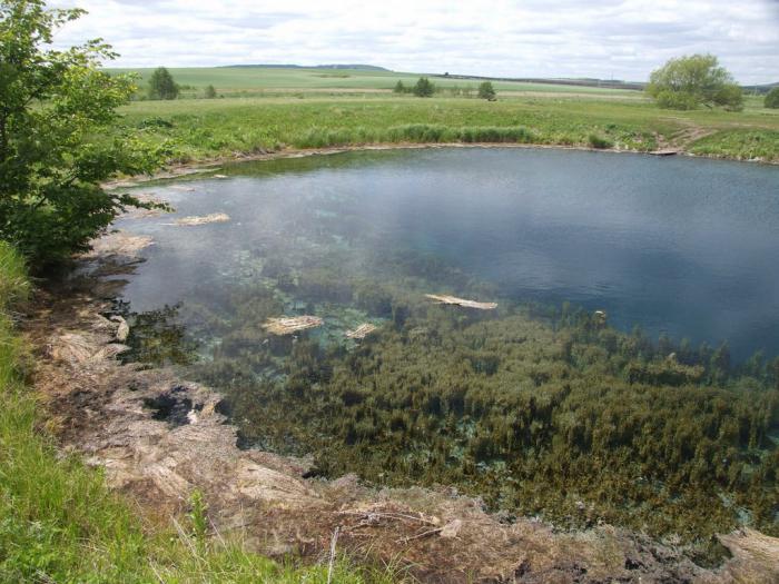 lago azul en el distrito de Sergievsky