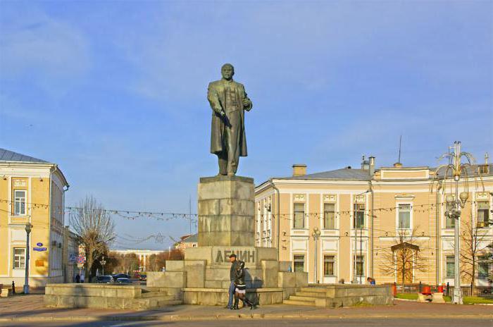 monumento a Lenin en y