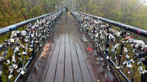 puente de los amantes en Kiev donde se encuentra