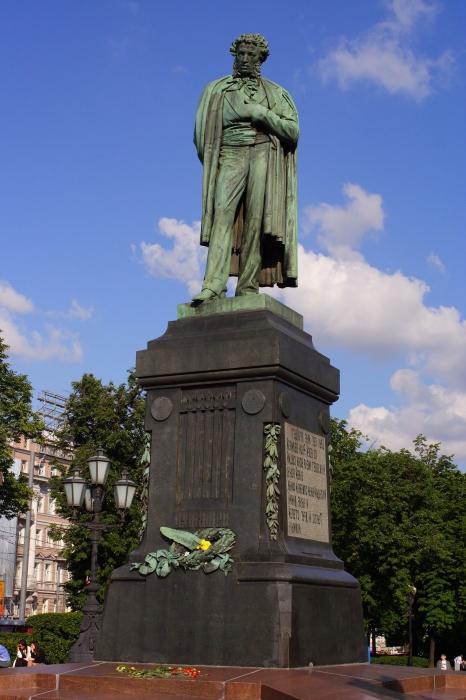 la descripción del monumento a Pushkin en Moscú