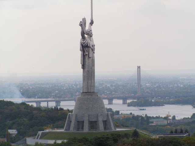 Monumento "Patria" - "tarjeta de visita" de Kiev