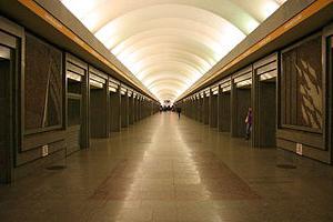 La estación "Dybenko" es una estación de metro, que vale la pena visitar en San Petersburgo