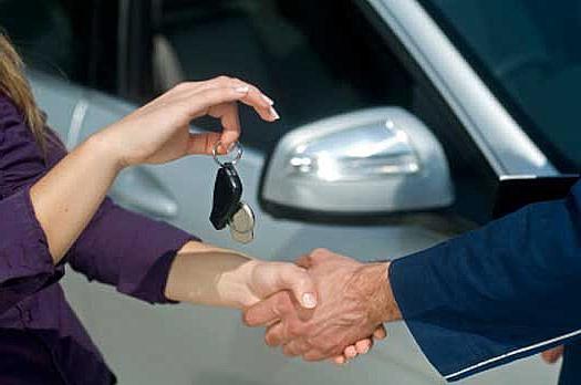Hacer una compra de automóvil es un procedimiento simple que requiere atención especial