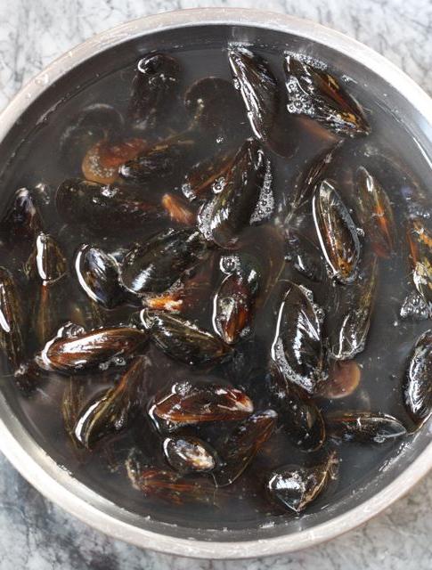 mejillones en salsa de ajo