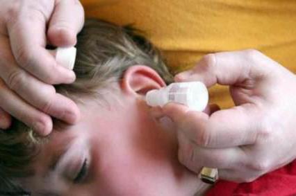 Gotas para los oídos con dolor en el oído: nombre. Las orejas caen del dolor en el oído en un niño con un antibiótico